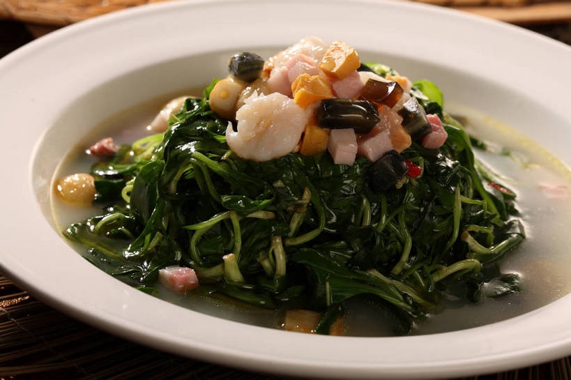 无人,横图,俯视,室内,特写,白天,烹饪,中餐,餐桌,桌子,蔬菜,阴影,新鲜,反射,影子,陶瓷,蛋,肉,虾仁,料理,食品,陶瓷制品,鸭蛋,皮蛋,小吃,菜肴,美食,肉类,食物,一个,白色,容器,碗,中式,佳肴,有机食品,绿色食品,单个,餐台,中华料理,储藏,虾肉,储存,肉食,马兰,卵,鸭卵,松花蛋,变蛋,彩图,高角度拍摄,红梗菜,鸡儿菜,马莱,马兰头,马郎头,贮存,shjb1