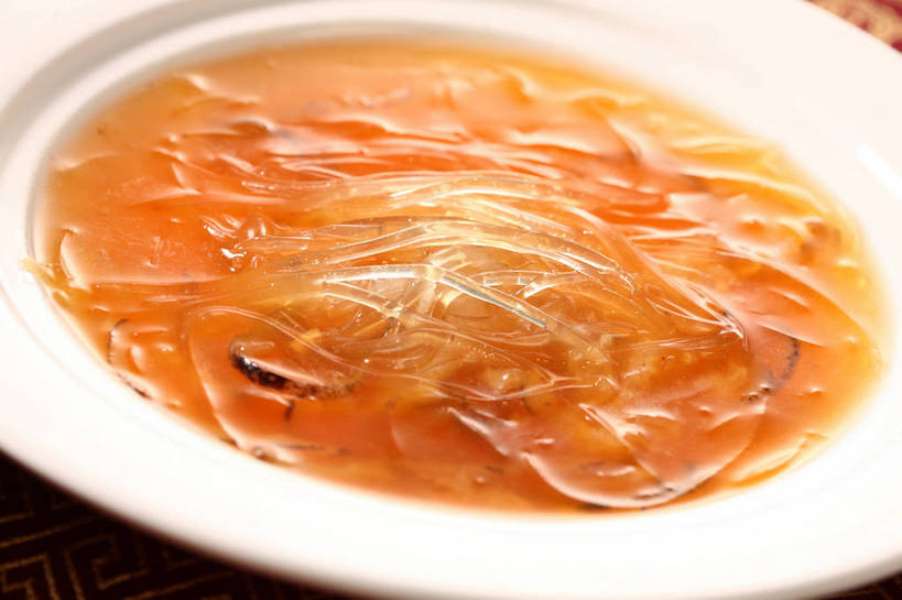 无人,横图,俯视,室内,特写,白天,烹饪,中餐,餐桌,桌子,餐具,阴影,反射,布料,碟子,盘,影子,汤,料理,食品,布纹,菜肴,美食,桌布,食物,一个,白色,盘子,餐巾,碟,台布,橙色,中式,佳肴,单个,餐台,中华料理,鱼翅,鱼翅羹,湖南菜,湘菜,羹汤,鲛鲨翅,鲛鱼翅,金丝菜,沙鱼翅,鲨鱼翅,鲨鱼鳍,餐桌布,彩图,高角度拍摄,shjb1