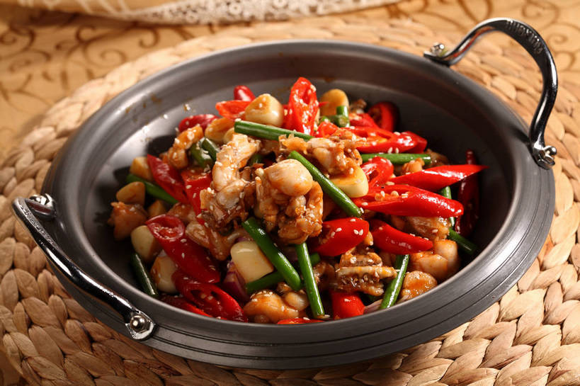 无人,横图,俯视,室内,特写,白天,烹饪,中餐,餐桌,桌子,野生动物,辣椒,蔬菜,蒜,厨具,金属制品,阴影,新鲜,反射,金属,锅子,影子,肉,芝麻,料理,食品,锅,牛蛙,菜肴,美食,肉类,食物,一个,白色,动物,中式,可爱,白芝麻,活泼,佳肴,有机食品,绿色食品,单个,餐台,锅具,中华料理,蒜苗,川菜,肉食,烹饪用具,辣角,红海椒,大椒,辣虎,广椒,脂麻,胡麻,白麻,巨胜子,油麻,蒜薹,蒜毫,蒜苔,四川菜,烹调用具,辣子,红辣椒,海椒,番椒,烹调,彩图,高角度拍摄,shjb1,馋嘴蛙