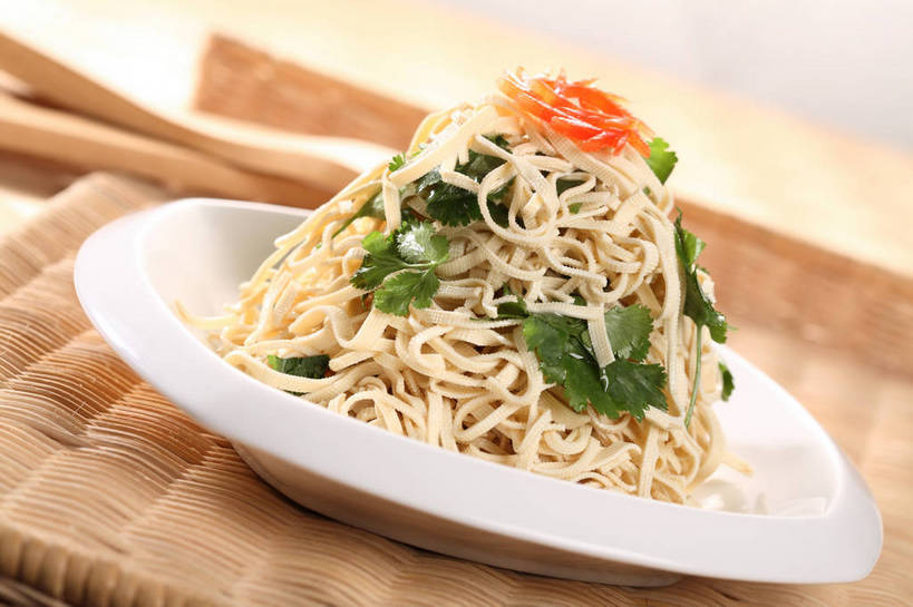 豆腐,无人,横图,俯视,室内,特写,白天,烹饪,中餐,餐桌,桌子,蔬菜,餐具,叶子,阴影,朦胧,模糊,新鲜,反射,碟子,盘,影子,料理,食品,绿叶,豆腐干,冷盘,菜肴,美食,食物,一个,白色,盘子,碟,中式,嫩叶,冷菜,凉菜,佳肴,有机食品,绿色食品,单个,餐台,中华料理,豆干,豆制品,干丝,叶,叶片,彩图,高角度拍摄,干子,素火腿,shjb1,凉拌干丝