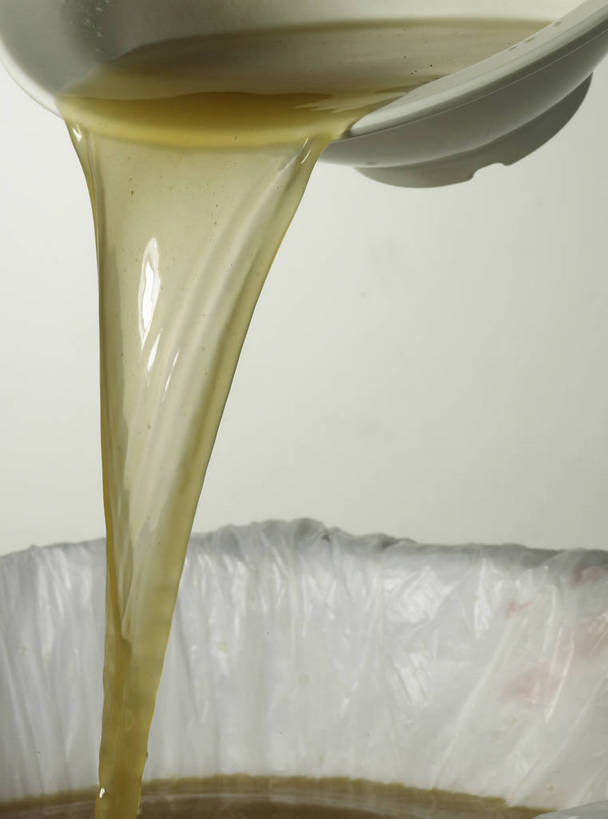 无人,竖图,室内,特写,白天,正面,烹饪,倒,阴影,反射,影子,陶瓷,汤,料理,食品,陶瓷制品,清汤,菜肴,美食,食物,一个,黄色,容器,碗,佳肴,单个,储藏,储存,高汤,羹汤,彩图,贮存,上汤,shjb1