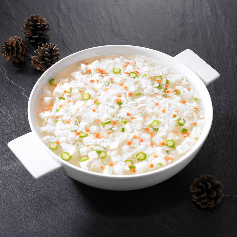 豆腐,无人,横图,俯视,室内,特写,白天,烹饪,中餐,餐桌,桌子,萝卜,胡萝卜,蔬菜,阴影,新鲜,反射,影子,陶瓷,葱,青葱,浓汤,汤,料理,食品,坚果,褐色,果实,松果,陶瓷制品,羹,菜肴,美食,食物,三个,一个,红色,绿色,白色,容器,碗,干果,中式,佳肴,有机食品,绿色食品,单个,餐台,中华料理,储藏,松塔,豆制品,储存,黄萝卜,番萝卜,豆腐羹,红萝卜,甘荀,彩图,高角度拍摄,丁香萝卜,胡芦菔金,金笋,贮存,shjb1