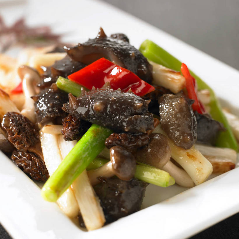 海鲜,无人,横图,俯视,室内,特写,白天,烹饪,中餐,餐桌,桌子,辣椒,蔬菜,餐具,阴影,朦胧,模糊,新鲜,反射,碟子,盘,影子,菌菇,料理,食品,菌类,水产,菜肴,美食,海洋生物,食物,一个,白色,盘子,碟,中式,食用菌,佳肴,有机食品,绿色食品,单个,餐台,中华料理,海参,真菌,水生动物,海产品,水生物,棘皮动物,彩椒,海底动物,羊肚菇,辣角,红海椒,大椒,辣虎,广椒,羊肚菜,羊肚菌,羊蘑,美味羊肚菌,甜椒,柿子椒,辣子,海椒,番椒,灯笼椒,彩图,高角度拍摄,草笠竹,shjb1