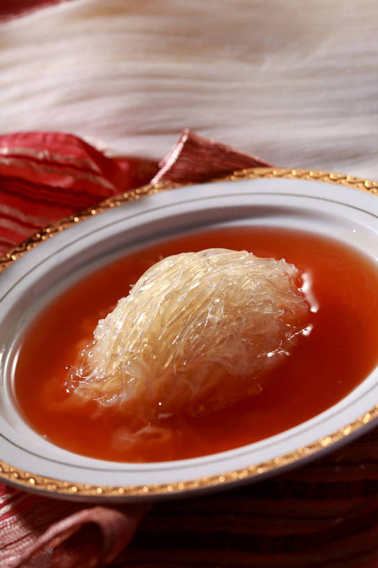 无人,竖图,俯视,室内,特写,白天,烹饪,中餐,餐桌,桌子,阴影,反射,布料,影子,陶瓷,汤,料理,食品,陶瓷制品,布纹,菜肴,美食,桌布,食物,一个,红色,餐巾,容器,台布,碗,中式,佳肴,单个,餐台,中华料理,储藏,鱼翅,储存,鱼翅羹,湖南菜,湘菜,羹汤,鲛鲨翅,鲛鱼翅,金丝菜,沙鱼翅,鲨鱼翅,鲨鱼鳍,餐桌布,彩图,高角度拍摄,贮存,shjb1