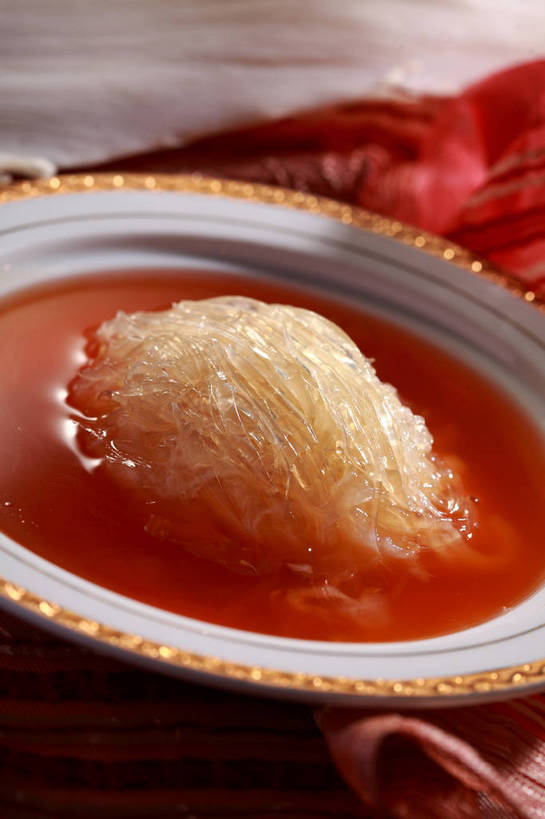 无人,竖图,俯视,室内,特写,白天,烹饪,中餐,餐桌,桌子,阴影,反射,布料,影子,陶瓷,汤,料理,食品,陶瓷制品,布纹,菜肴,美食,桌布,食物,一个,红色,餐巾,容器,台布,碗,中式,佳肴,单个,餐台,中华料理,储藏,鱼翅,储存,鱼翅羹,湖南菜,湘菜,羹汤,鲛鲨翅,鲛鱼翅,金丝菜,沙鱼翅,鲨鱼翅,鲨鱼鳍,餐桌布,彩图,高角度拍摄,贮存,shjb1