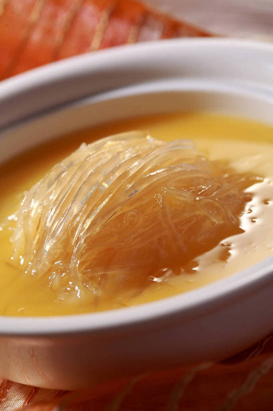 无人,竖图,俯视,室内,特写,白天,烹饪,中餐,餐桌,桌子,阴影,反射,布料,影子,陶瓷,汤,料理,食品,陶瓷制品,布纹,菜肴,美食,桌布,食物,一个,餐巾,容器,台布,碗,橙色,中式,佳肴,单个,餐台,中华料理,储藏,鱼翅,储存,鱼翅羹,湖南菜,湘菜,羹汤,鲛鲨翅,鲛鱼翅,金丝菜,沙鱼翅,鲨鱼翅,鲨鱼鳍,餐桌布,彩图,高角度拍摄,贮存,shjb1