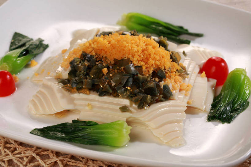 豆腐,无人,横图,俯视,室内,特写,白天,烹饪,中餐,餐桌,桌子,蔬菜,西红柿,小番茄,餐具,阴影,新鲜,反射,碟子,盘,影子,青菜,蛋,料理,食品,鸭蛋,冷盘,皮蛋,小吃,菜肴,美食,食物,一个,红色,绿色,白色,盘子,碟,中式,冷菜,凉菜,佳肴,有机食品,绿色食品,单个,餐台,中华料理,豆制品,小白菜,卵,鸭卵,不结球白菜,松花蛋,变蛋,小西红柿,樱桃小番茄,珍珠小番茄,樱桃番茄,圣女果,番茄,彩图,高角度拍摄,shjb1