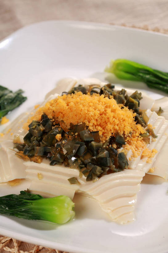 豆腐,无人,竖图,俯视,室内,特写,白天,烹饪,中餐,餐桌,桌子,蔬菜,餐具,阴影,新鲜,反射,碟子,盘,影子,青菜,蛋,料理,食品,鸭蛋,冷盘,皮蛋,小吃,菜肴,美食,食物,一个,绿色,白色,盘子,碟,中式,冷菜,凉菜,佳肴,有机食品,绿色食品,单个,餐台,中华料理,豆制品,小白菜,卵,鸭卵,不结球白菜,松花蛋,变蛋,彩图,高角度拍摄,shjb1