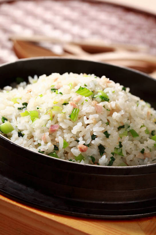 米饭,无人,竖图,俯视,室内,特写,白天,烹饪,中餐,餐桌,桌子,蔬菜,阴影,新鲜,反射,影子,陶瓷,青菜,肉,料理,食品,陶瓷制品,饭,菜肴,美食,肉类,食物,一个,容器,碗,中式,佳肴,有机食品,绿色食品,单个,餐台,中华料理,储藏,五谷,储存,小白菜,肉食,菜饭,不结球白菜,彩图,高角度拍摄,贮存,shjb1