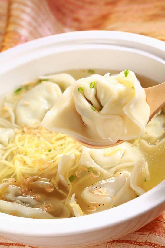 点心,海鲜,馄饨,面食,无人,竖图,俯视,室内,特写,白天,餐桌,桌子,蔬菜,一把,阴影,朦胧,模糊,新鲜,反射,木制,影子,勺子,陶瓷,葱,青葱,蛋,蛋皮,鸡蛋,虾,虾仁,料理,食品,面点,陶瓷制品,水产,美食,海洋生物,食物,一个,白色,木制品,容器,调羹,汤匙,碗,中式,有机食品,绿色食品,单个,餐台,储藏,开洋,虾米,储存,水生动物,海产品,水生物,海底动物,卵,扁肉,彩图,高角度拍摄,海米,金钩,鸡卵,鸡子,贮存,shjb1,大馄饨