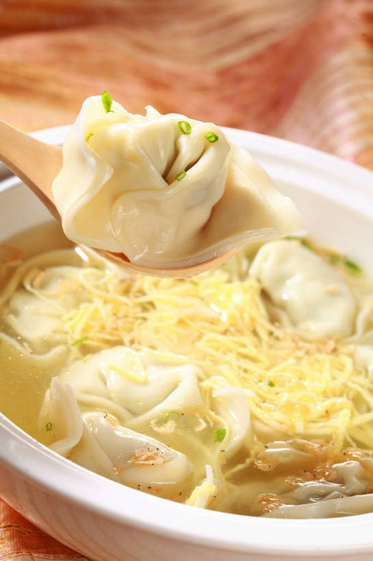 点心,海鲜,馄饨,面食,无人,竖图,俯视,室内,特写,白天,餐桌,桌子,蔬菜,一把,阴影,朦胧,模糊,新鲜,反射,木制,影子,勺子,陶瓷,葱,青葱,蛋,蛋皮,鸡蛋,虾,虾仁,料理,食品,面点,陶瓷制品,水产,美食,海洋生物,食物,一个,白色,木制品,容器,调羹,汤匙,碗,中式,有机食品,绿色食品,单个,餐台,储藏,开洋,虾米,储存,水生动物,海产品,水生物,海底动物,卵,扁肉,彩图,高角度拍摄,海米,金钩,鸡卵,鸡子,贮存,shjb1,大馄饨