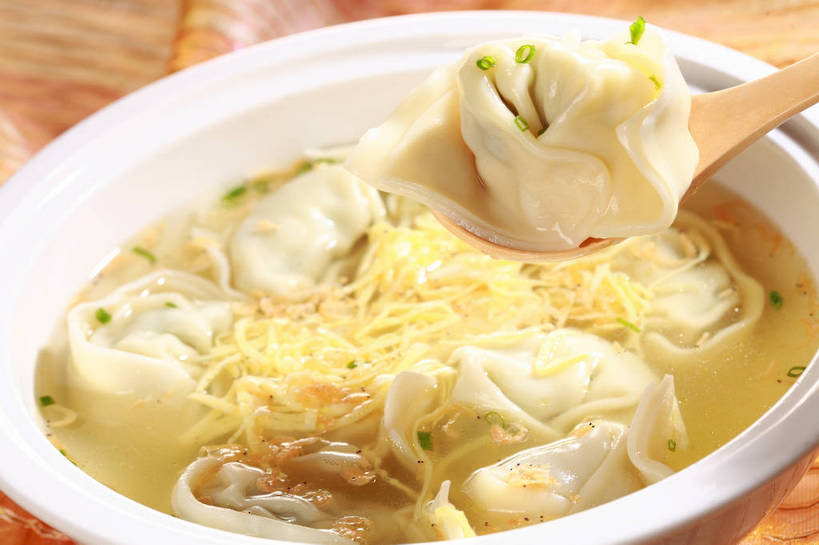 点心,海鲜,馄饨,面食,无人,横图,俯视,室内,特写,白天,餐桌,桌子,蔬菜,一把,阴影,朦胧,模糊,新鲜,反射,木制,影子,勺子,陶瓷,葱,青葱,蛋,蛋皮,鸡蛋,虾,虾仁,料理,食品,面点,陶瓷制品,水产,美食,海洋生物,食物,一个,白色,木制品,容器,调羹,汤匙,碗,中式,有机食品,绿色食品,单个,餐台,储藏,开洋,虾米,储存,水生动物,海产品,水生物,海底动物,卵,扁肉,彩图,高角度拍摄,海米,金钩,鸡卵,鸡子,贮存,shjb1,大馄饨