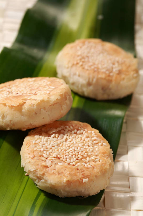 点心,面食,无人,竖图,俯视,室内,特写,白天,早餐,餐桌,桌子,叶子,阴影,朦胧,模糊,反射,影子,粽叶,芝麻,料理,食品,绿叶,美食,食物,三个,中式,嫩叶,早点,餐台,芝麻饼,大饼,箬叶,芦苇叶,脂麻,胡麻,白麻,巨胜子,油麻,叶,叶片,彩图,高角度拍摄,早饭,shjb1,芝麻大饼