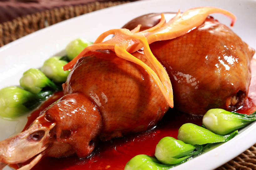 无人,交叉,横图,俯视,室内,特写,白天,烹饪,中餐,餐桌,桌子,竹子,蔬菜,餐具,一排,阴影,竹制,新鲜,整齐,并列,并排,编织,反射,碟子,篮子,盘,影子,青菜,肉,料理,食品,鸭肉,菜肴,美食,肉类,食物,排列,一个,绿色,白色,盘子,竹篮,碟,中式,佳肴,有机食品,绿色食品,单个,餐台,中华料理,竹条,交织,竹制品,队列,小白菜,平行,肉食,酱鸭,穿插,不结球白菜,彩图,高角度拍摄,shjb1