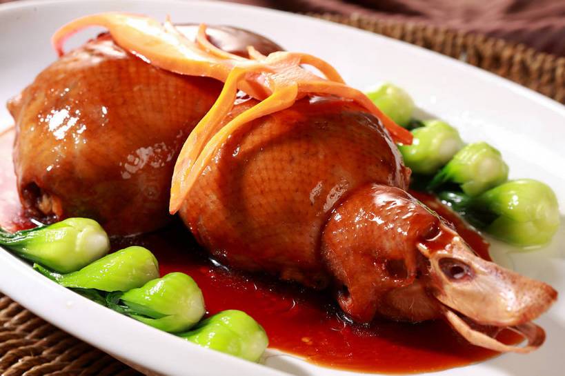 无人,交叉,横图,俯视,室内,特写,白天,烹饪,中餐,餐桌,桌子,竹子,蔬菜,餐具,一排,阴影,竹制,新鲜,整齐,并列,并排,编织,反射,碟子,篮子,盘,影子,青菜,肉,料理,食品,鸭肉,菜肴,美食,肉类,食物,排列,一个,绿色,白色,盘子,竹篮,碟,中式,佳肴,有机食品,绿色食品,单个,餐台,中华料理,竹条,交织,竹制品,队列,小白菜,平行,肉食,酱鸭,穿插,不结球白菜,彩图,高角度拍摄,shjb1