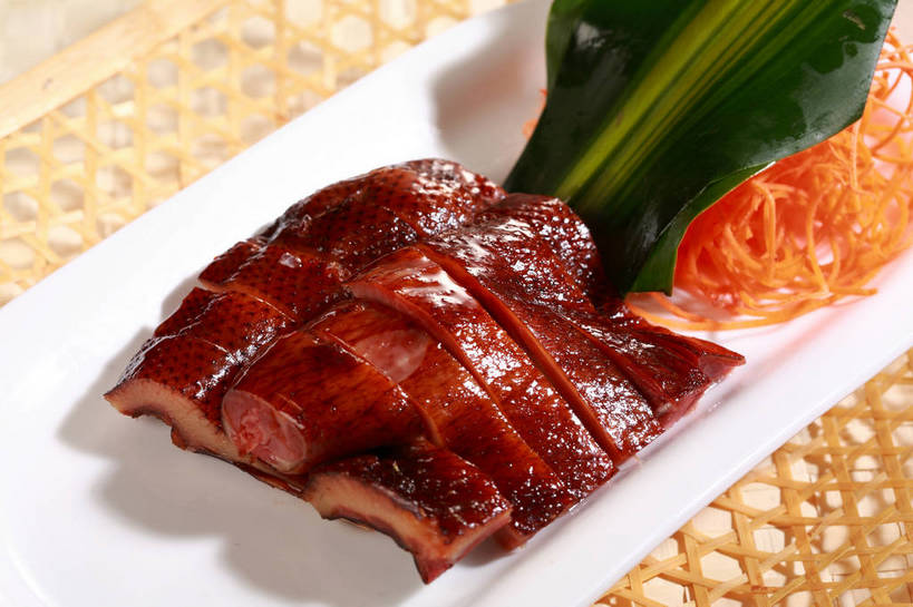 无人,横图,俯视,室内,特写,白天,烹饪,中餐,餐桌,桌子,餐具,叶子,一排,切开,阴影,整齐,反射,碟子,盘,影子,肉,料理,食品,绿叶,鸭肉,菜肴,美食,肉类,食物,排列,一个,白色,盘子,碟,切,中式,嫩叶,佳肴,单个,餐台,中华料理,配菜,队列,剖面,肉食,酱鸭,切面,叶,叶片,彩图,高角度拍摄,shjb1