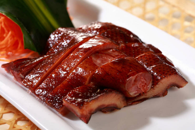 无人,横图,俯视,室内,特写,白天,烹饪,中餐,餐桌,桌子,餐具,叶子,一排,切开,阴影,整齐,反射,碟子,盘,影子,肉,料理,食品,绿叶,鸭肉,菜肴,美食,肉类,食物,排列,一个,白色,盘子,碟,切,中式,嫩叶,佳肴,单个,餐台,中华料理,配菜,队列,剖面,肉食,酱鸭,切面,叶,叶片,彩图,高角度拍摄,shjb1