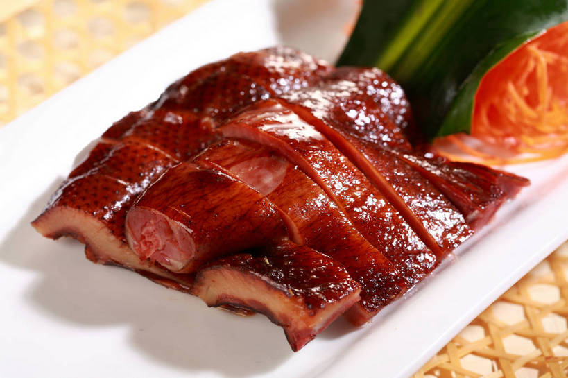 无人,横图,俯视,室内,特写,白天,烹饪,中餐,餐桌,桌子,餐具,叶子,一排,切开,阴影,整齐,反射,碟子,盘,影子,肉,料理,食品,绿叶,鸭肉,菜肴,美食,肉类,食物,排列,一个,白色,盘子,碟,切,中式,嫩叶,佳肴,单个,餐台,中华料理,配菜,队列,剖面,肉食,酱鸭,切面,叶,叶片,彩图,高角度拍摄,shjb1