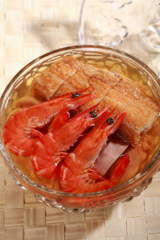 海鲜,无人,竖图,俯视,室内,特写,白天,烹饪,中餐,餐桌,桌子,玻璃,阴影,反射,影子,肉,虾,鱼肉,料理,食品,水产,菜肴,美食,肉类,海洋生物,玻璃制品,食物,一个,容器,碗,中式,佳肴,单个,餐台,中华料理,储藏,储存,水生动物,海产品,水生物,肉食,海底动物,咸鲜,熏鱼,彩图,高角度拍摄,贮存,shjb1