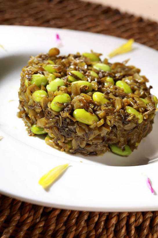 无人,竖图,俯视,室内,特写,白天,烹饪,中餐,植物,餐桌,桌子,蔬菜,餐具,阴影,新鲜,盛开,反射,碟子,盘,影子,豆类,豆子,料理,食品,蚕豆,胡豆,佛豆,川豆,倭豆,罗汉豆,花蕾,冷盘,雪菜,菜肴,美食,花,花瓣,花朵,鲜花,食物,一个,白色,盘子,碟,花苞,花蕊,中式,冷菜,凉菜,佳肴,有机食品,绿色食品,单个,餐台,中华料理,配菜,豆科,雪里红,彩图,高角度拍摄,雪里蕻,shjb1,雪菜豆瓣