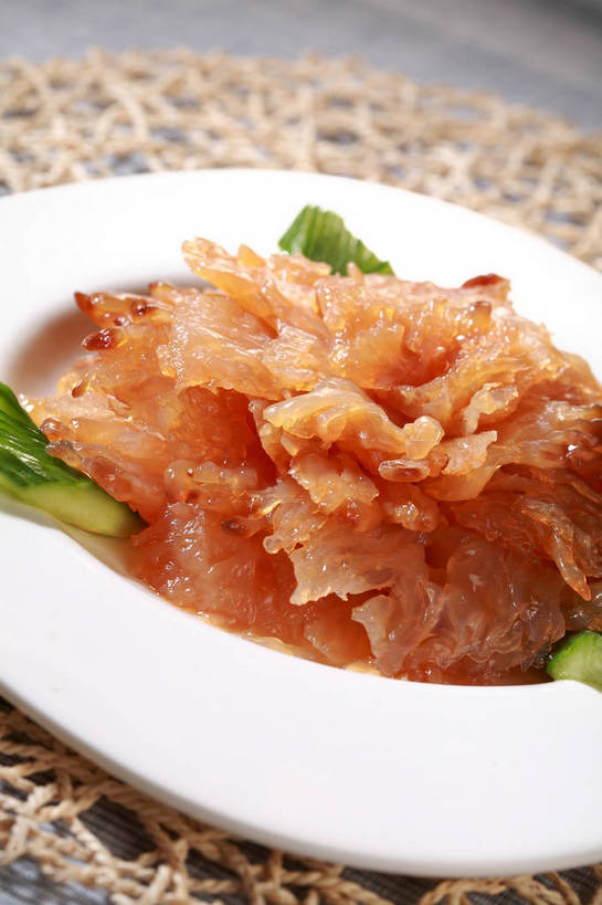 无人,竖图,俯视,室内,特写,白天,烹饪,中餐,餐桌,桌子,黄瓜,蔬菜,餐具,切开,阴影,新鲜,反射,碟子,盘,影子,料理,食品,冷盘,菜肴,美食,食物,一个,绿色,白色,盘子,碟,切,中式,冷菜,凉拌海蜇头,凉菜,佳肴,有机食品,绿色食品,单个,餐台,中华料理,配菜,剖面,海蜇头,切面,本帮菜,沪菜,上海菜,青瓜,胡瓜,彩图,高角度拍摄,shjb1