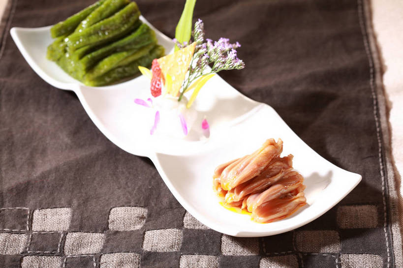 无人,横图,俯视,室内,特写,白天,烹饪,中餐,餐桌,桌子,蔬菜,餐具,阴影,新鲜,盛开,反射,布料,碟子,盘,影子,肉,料理,食品,花蕾,布纹,鸭肉,冷盘,菜肴,美食,肉类,桌布,花,花瓣,花朵,鲜花,食物,一个,白色,盘子,餐巾,碟,台布,花苞,花蕊,中式,冷菜,凉菜,佳肴,有机食品,绿色食品,单个,餐台,中华料理,配菜,肉食,鸭舌,餐桌布,彩图,高角度拍摄,shjb1