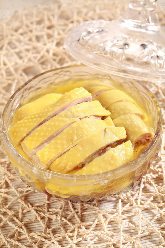 无人,竖图,俯视,室内,特写,白天,烹饪,中餐,餐桌,桌子,玻璃,一排,切开,阴影,整齐,反射,影子,鸡肉,肉,料理,食品,菜肴,美食,肉类,玻璃制品,食物,排列,一个,黄色,容器,碗,切,中式,佳肴,单个,餐台,中华料理,储藏,储存,队列,剖面,肉食,白斩鸡,切面,三黄油鸡,彩图,高角度拍摄,贮存,shjb1