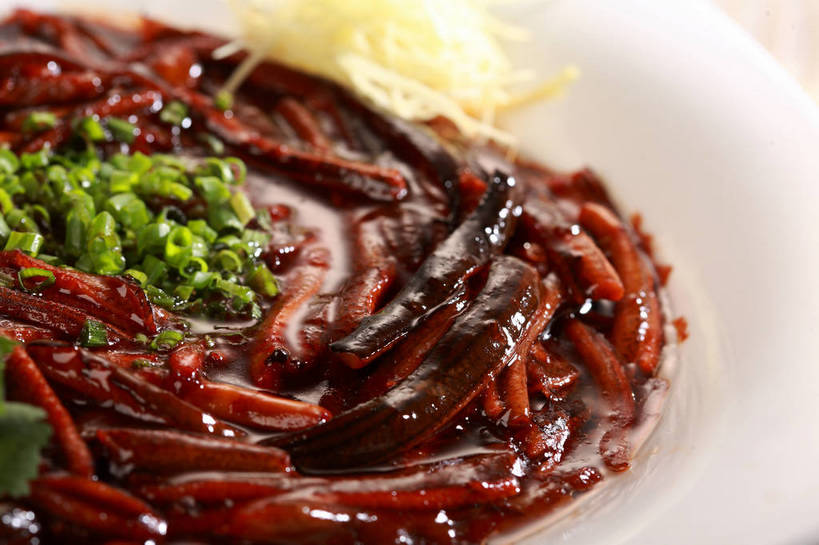 无人,横图,俯视,室内,特写,白天,烹饪,中餐,餐桌,桌子,蔬菜,餐具,叶子,阴影,朦胧,模糊,新鲜,反射,鱼,碟子,盘,影子,葱,青葱,炒菜,肉,鱼肉,料理,食品,绿叶,水产,菜肴,美食,肉类,鱼类,食物,一个,白色,盘子,碟,中式,嫩叶,佳肴,有机食品,绿色食品,单个,餐台,中华料理,鳝鱼,配菜,水生动物,水生物,肉食,鳝,叶,叶片,彩图,高角度拍摄,淡水生物,河鲜,黄鳝,shjb1,炒鳝丝