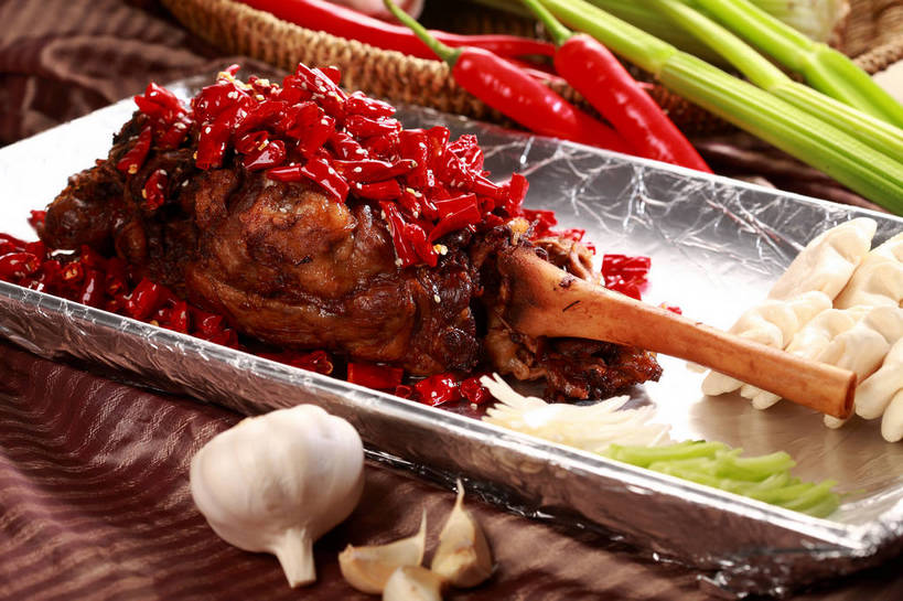 无人,交叉,横图,俯视,室内,特写,白天,烹饪,中餐,餐桌,桌子,竹子,辣椒,芹菜,蔬菜,蒜,餐具,阴影,竹制,新鲜,编织,反射,包装,包装纸,布料,碟子,篮子,铝箔纸,盘,锡箔纸,影子,纸,肉,料理,食品,纸张,蒜头,布纹,羊肉,菜肴,美食,肉类,桌布,食物,两个,盘子,餐巾,竹篮,碟,台布,中式,佳肴,有机食品,绿色食品,餐台,中华料理,竹条,交织,包装材料,竹制品,肉食,羊腿,锡箔,铝箔,辣角,红海椒,大椒,辣虎,广椒,穿插,胡蒜,药芹,水芹,辣子,红辣椒,旱芹,海椒,番椒,大蒜,餐桌布,彩图,高角度拍摄,羊腿肉,shjb1,香辣羊腿