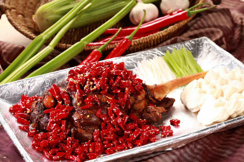 无人,交叉,横图,俯视,室内,特写,白天,烹饪,中餐,餐桌,桌子,竹子,辣椒,芹菜,蔬菜,蒜,餐具,阴影,竹制,新鲜,编织,反射,包装,包装纸,布料,碟子,篮子,铝箔纸,盘,锡箔纸,影子,纸,肉,料理,食品,纸张,蒜头,布纹,羊肉,菜肴,美食,肉类,桌布,食物,两个,盘子,餐巾,竹篮,碟,台布,中式,佳肴,有机食品,绿色食品,餐台,中华料理,竹条,交织,包装材料,竹制品,肉食,羊腿,锡箔,铝箔,辣角,红海椒,大椒,辣虎,广椒,穿插,胡蒜,药芹,水芹,辣子,红辣椒,旱芹,海椒,番椒,大蒜,餐桌布,彩图,高角度拍摄,羊腿肉,shjb1,香辣羊腿