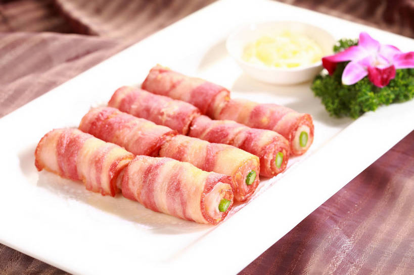 无人,横图,俯视,室内,特写,白天,烹饪,西餐,餐桌,桌子,芦笋,芹菜,蔬菜,餐具,叶子,一排,许多,阴影,新鲜,整齐,并列,并排,盛开,反射,布料,碟子,盘,影子,肉,料理,食品,绿叶,石斛,很多,花蕾,布纹,培根,猪肉,菜肴,美食,肉类,桌布,花,花瓣,花朵,鲜花,食物,排列,一朵,一个,粉色,绿色,白色,盘子,餐巾,碟,台布,花苞,花蕊,嫩叶,西式,佳肴,有机食品,绿色食品,荷兰芹,欧芹,香芹,单个,餐台,配菜,高雅,队列,平行,肉食,豚肉,法香,巴西利,洋香菜,洋芫荽,法国香菜,石斛兰,旱芹菜,番荽,金钗石斛,淡泊,花中君子,兰花,叶,叶片,猪尾巴,药鸡豆子,石刁柏,蚂蚁杆,龙须菜,狼尾巴根,餐桌布,彩图,高角度拍摄,烟肉,腌熏,培根卷,shjb1,芦笋培根卷,培根芦笋卷