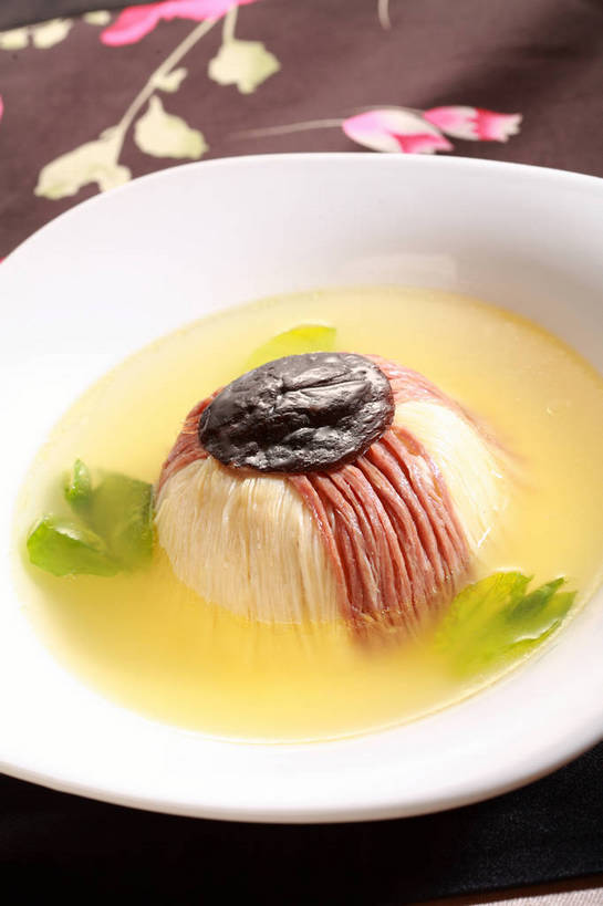 无人,竖图,俯视,室内,特写,白天,烹饪,中餐,餐桌,桌子,蔬菜,阴影,新鲜,反射,布料,影子,陶瓷,菌菇,香菇,竹笋,肉,料理,食品,陶瓷制品,菌类,布纹,猪肉,笋,菜肴,美食,肉类,桌布,食物,一个,白色,餐巾,容器,台布,碗,中式,食用菌,佳肴,有机食品,绿色食品,单个,餐台,中华料理,储藏,真菌,储存,肉食,冬笋,豚肉,椎茸,本帮菜,沪菜,上海菜,餐桌布,彩图,高角度拍摄,平庄菇,香菌,香蕈,贮存,shjb1,扣三丝