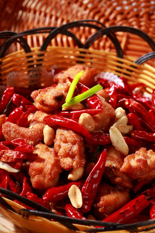 无人,交叉,竖图,俯视,室内,特写,白天,烹饪,中餐,餐桌,桌子,竹子,辣椒,蔬菜,一堆,阴影,堆叠,堆积,竹制,新鲜,编织,反射,篮子,影子,鸡肉,肉,料理,食品,菜肴,美食,肉类,食物,一个,红色,竹篮,中式,佳肴,有机食品,绿色食品,单个,餐台,中华料理,辣子鸡,竹条,堆,交织,竹制品,肉食,辣角,红海椒,大椒,辣虎,广椒,穿插,辣子,红辣椒,海椒,番椒,彩图,高角度拍摄,shjb1