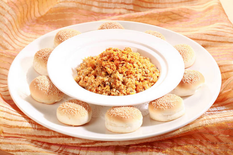 点心,面包,无人,横图,俯视,室内,特写,白天,餐桌,桌子,餐具,一堆,许多,阴影,堆叠,堆积,环绕,围绕,反射,布料,碟子,盘,影子,芝麻,食品,面点,很多,布纹,环抱,桌布,食物,糕点,排列,两个,白色,盘子,餐巾,碟,台布,餐台,堆,馅料,芝麻面包,脂麻,胡麻,白麻,巨胜子,油麻,摆列,萦绕,餐桌布,彩图,高角度拍摄,布列,分列,shjb1