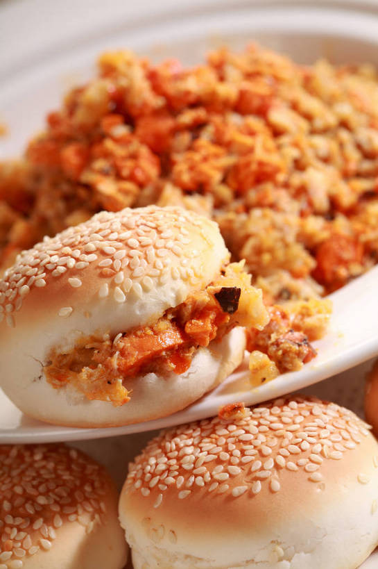 点心,面包,无人,竖图,俯视,室内,特写,白天,餐具,一堆,许多,阴影,堆叠,堆积,朦胧,模糊,反射,碟子,盘,影子,芝麻,食品,面点,很多,食物,糕点,排列,两个,白色,盘子,碟,堆,芝麻面包,脂麻,胡麻,白麻,巨胜子,油麻,摆列,彩图,高角度拍摄,布列,分列,shjb1