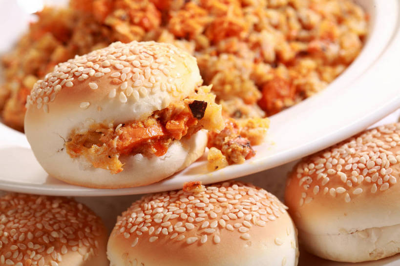 点心,面包,无人,横图,俯视,室内,特写,白天,餐具,一堆,许多,阴影,堆叠,堆积,朦胧,模糊,反射,碟子,盘,影子,芝麻,食品,面点,很多,食物,糕点,排列,两个,白色,盘子,碟,堆,芝麻面包,脂麻,胡麻,白麻,巨胜子,油麻,摆列,彩图,高角度拍摄,布列,分列,shjb1