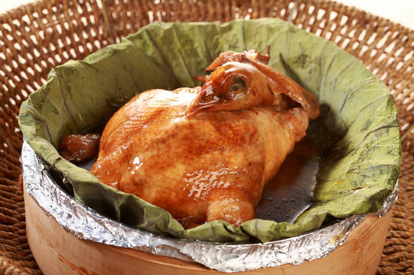 蒸笼,无人,交叉,横图,俯视,室内,特写,白天,烹饪,中餐,餐桌,桌子,竹子,厨具,叶子,阴影,竹制,编织,反射,包装,包装纸,篮子,铝箔纸,锡箔纸,影子,纸,鸡肉,肉,料理,食品,荷叶,纸张,菜肴,美食,肉类,食物,两个,竹篮,中式,佳肴,餐台,中华料理,竹条,交织,包装材料,竹制品,笼屉,肉食,锡箔,烹饪用具,铝箔,莲叶,穿插,叶,叶片,烹调用具,烹调,彩图,高角度拍摄,淮扬菜,扬州菜肴,shjb1,荷叶鸡