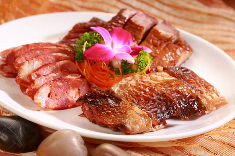 无人,横图,俯视,室内,特写,白天,烹饪,中餐,石头,餐桌,桌子,芹菜,蔬菜,餐具,叶子,一排,切开,阴影,新鲜,整齐,盛开,反射,布料,碟子,盘,石子,影子,肉,鱼肉,料理,食品,绿叶,石斛,花蕾,布纹,鸭肉,菜肴,美食,肉类,桌布,花,花瓣,花朵,鲜花,食物,腌制,排列,一朵,一个,粉色,白色,盘子,餐巾,碟,台布,花苞,花蕊,切,中式,嫩叶,鹅卵石,佳肴,有机食品,绿色食品,荷兰芹,欧芹,香芹,单个,餐台,中华料理,配菜,高雅,队列,剖面,肉食,按摩石,咸鱼,酱鸭,切面,法香,巴西利,洋香菜,洋芫荽,法国香菜,石斛兰,旱芹菜,番荽,金钗石斛,淡泊,花中君子,消食,兰花,叶,叶片,石块,餐桌布,彩图,高角度拍摄,腌鱼,开胃,shjb1