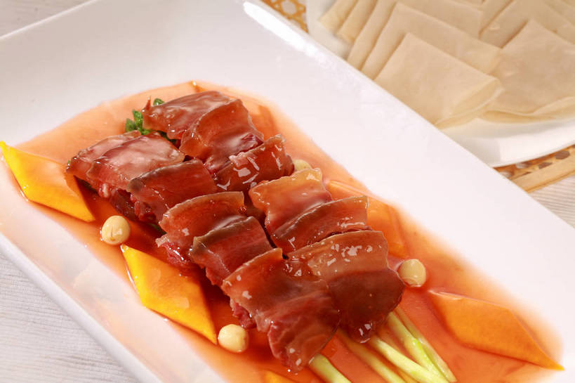 无人,横图,俯视,室内,特写,白天,烹饪,中餐,餐桌,桌子,餐具,一排,切开,阴影,整齐,并列,并排,反射,碟子,盘,影子,肉,料理,食品,咸肉,菜肴,美食,肉类,食物,腌制,排列,一个,白色,盘子,碟,切,中式,佳肴,单个,餐台,中华料理,队列,腌肉,平行,剖面,肉食,切面,消食,盐肉,渍肉,彩图,高角度拍摄,开胃,shjb1