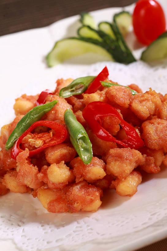 无人,竖图,俯视,室内,特写,白天,烹饪,中餐,餐桌,桌子,黄瓜,辣椒,蔬菜,西红柿,小番茄,餐具,切开,阴影,朦胧,模糊,新鲜,反射,碟子,盘,影子,肉,料理,食品,猪肉,菜肴,美食,肉类,食物,一个,白色,盘子,碟,切,中式,佳肴,有机食品,绿色食品,单个,餐台,中华料理,配菜,剖面,肉食,切面,辣角,红海椒,大椒,辣虎,广椒,豚肉,湖南菜,湘菜,小西红柿,樱桃小番茄,珍珠小番茄,樱桃番茄,圣女果,青瓜,辣子,胡瓜,红辣椒,海椒,番茄,番椒,彩图,高角度拍摄,辣椒炒肉,shjb1