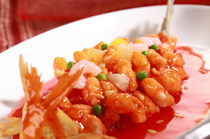 无人,横图,俯视,室内,特写,白天,烹饪,中餐,植物,餐桌,桌子,豆,蔬菜,餐具,阴影,朦胧,模糊,新鲜,反射,鱼,碟子,盘,影子,豆类,豆子,肉,虾仁,鱼肉,料理,食品,水产,菜肴,美食,肉类,鱼类,食物,一个,白色,盘子,碟,中式,佳肴,有机食品,绿色食品,单个,餐台,中华料理,虾肉,水生动物,水生物,肉食,豆科,桂鱼,鳜鱼,青大豆,鳌花鱼,青豆,彩图,高角度拍摄,江苏菜,淡水生物,河鲜,松鼠桂鱼,苏菜,shjb1