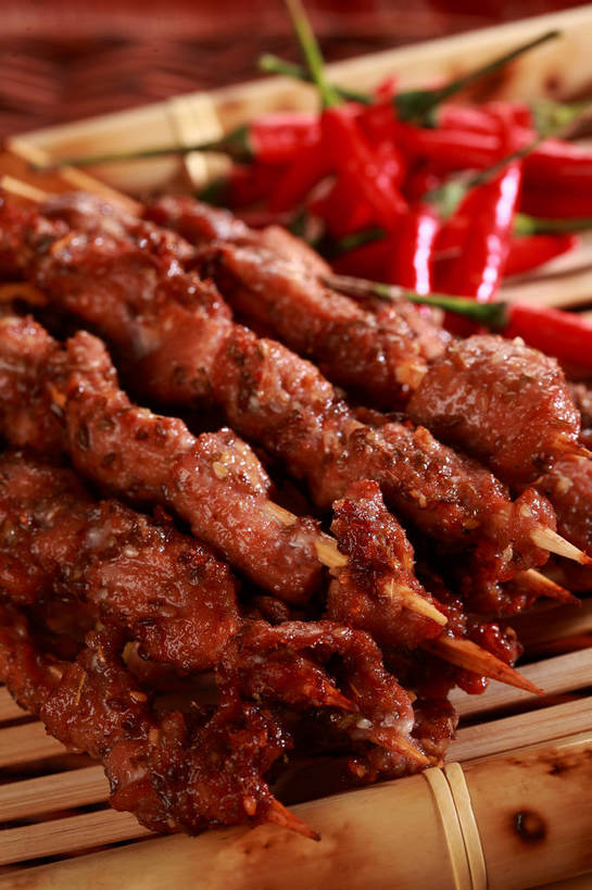 无人,竖图,俯视,室内,特写,白天,烹饪,烧烤,餐桌,桌子,辣椒,蔬菜,一堆,许多,阴影,堆叠,堆积,朦胧,模糊,新鲜,反射,木制,影子,料理,食品,烤肉,很多,菜肴,美食,食物,红色,木制品,佳肴,有机食品,绿色食品,餐台,堆,辣角,红海椒,大椒,辣虎,广椒,辣子,红辣椒,海椒,番椒,彩图,高角度拍摄,烤肉串,shjb1