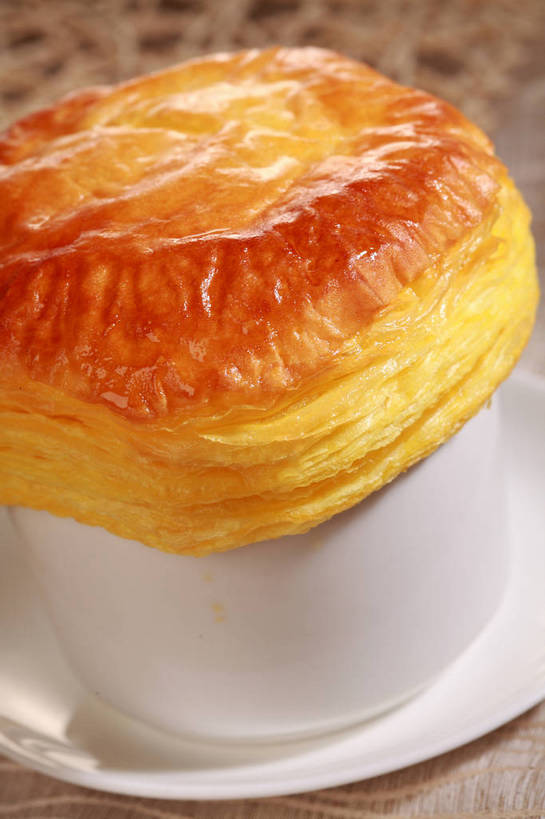 点心,无人,竖图,俯视,室内,特写,白天,烹饪,西餐,餐桌,桌子,餐具,阴影,反射,碟子,盘,影子,陶瓷,汤,料理,食品,甜点,甜品,陶瓷制品,菜肴,美食,食物,糕点,两个,白色,盘子,容器,碟,碗,甜食,西式,佳肴,餐台,储藏,储存,羹汤,彩图,高角度拍摄,贮存,shjb1,酥皮汤