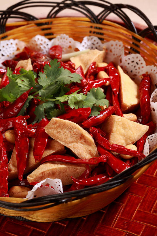 点心,豆腐,无人,交叉,竖图,俯视,室内,特写,白天,餐桌,桌子,竹子,辣椒,蔬菜,叶子,一堆,许多,阴影,堆叠,堆积,竹制,新鲜,编织,反射,篮子,影子,油炸,料理,食品,绿叶,很多,小吃,美食,臭豆腐,食物,一个,红色,竹篮,中式,嫩叶,有机食品,绿色食品,单个,餐台,竹条,堆,交织,配菜,竹制品,豆制品,干辣椒,脱水,辣角,红海椒,大椒,辣虎,广椒,穿插,叶,叶片,辣子,红辣椒,海椒,番椒,彩图,高角度拍摄,干海椒,筒筒辣角,shjb1,臭干子