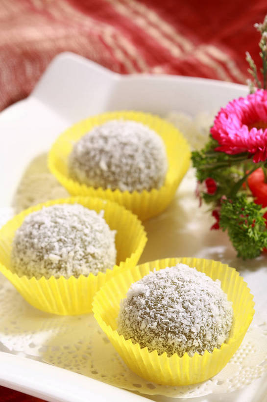 点心,无人,竖图,俯视,室内,特写,白天,餐桌,桌子,芹菜,蔬菜,餐具,叶子,阴影,朦胧,模糊,新鲜,盛开,反射,布料,碟子,盘,影子,食品,甜点,甜品,绿叶,花蕾,布纹,桌布,花,花瓣,花朵,鲜花,食物,糕点,三个,一个,白色,盘子,餐巾,碟,台布,甜食,花苞,花蕊,嫩叶,有机食品,绿色食品,荷兰芹,欧芹,香芹,单个,餐台,草饼,纸托,配菜,法香,巴西利,洋香菜,洋芫荽,法国香菜,旱芹菜,番荽,蛋糕托,蛋糕托纸,蛋糕纸托,麻糬,叶,叶片,餐桌布,彩图,高角度拍摄,shjb1