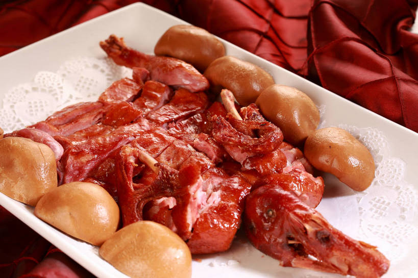 点心,烤鸭,无人,横图,俯视,室内,特写,白天,烹饪,中餐,餐桌,桌子,餐具,一排,切开,阴影,整齐,反射,布料,碟子,盘,影子,肉,料理,食品,面点,布纹,鸭肉,菜肴,美食,肉类,桌布,食物,排列,一个,红色,白色,盘子,餐巾,碟,台布,切,中式,佳肴,单个,餐台,中华料理,队列,剖面,肉食,北京烤鸭,切面,北京菜,京帮菜,京菜,餐桌布,彩图,高角度拍摄,窝窝头,shjb1