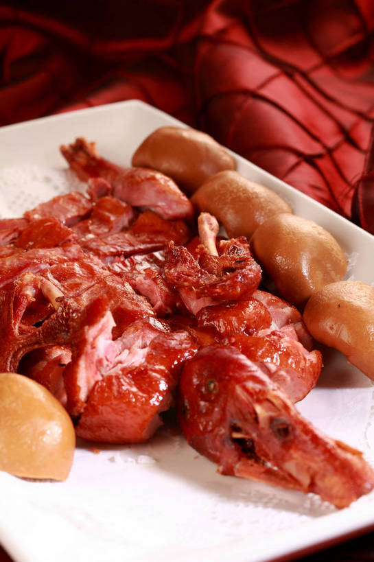 点心,烤鸭,无人,竖图,俯视,室内,特写,白天,烹饪,中餐,餐桌,桌子,餐具,一排,切开,阴影,整齐,反射,布料,碟子,盘,影子,肉,料理,食品,面点,布纹,鸭肉,菜肴,美食,肉类,桌布,食物,排列,一个,红色,白色,盘子,餐巾,碟,台布,切,中式,佳肴,单个,餐台,中华料理,队列,剖面,肉食,北京烤鸭,切面,北京菜,京帮菜,京菜,餐桌布,彩图,高角度拍摄,窝窝头,shjb1