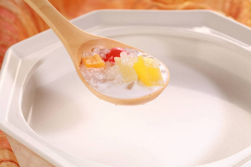 点心,无人,横图,俯视,室内,特写,白天,餐桌,桌子,樱桃,水果,一把,阴影,新鲜,反射,布料,影子,勺子,陶瓷,生食,食品,甜点,甜品,果实,陶瓷制品,布纹,桌布,食物,一个,黄色,红色,白色,餐巾,容器,调羹,台布,汤匙,碗,甜食,有机食品,绿色食品,单个,餐台,储藏,储存,西米露,甜羹,甜汤,西谷米,樱珠,莺桃,英桃,楔桃,牛桃,荆桃,餐桌布,彩图,高角度拍摄,贮存,shjb1,糖水,水果西米露