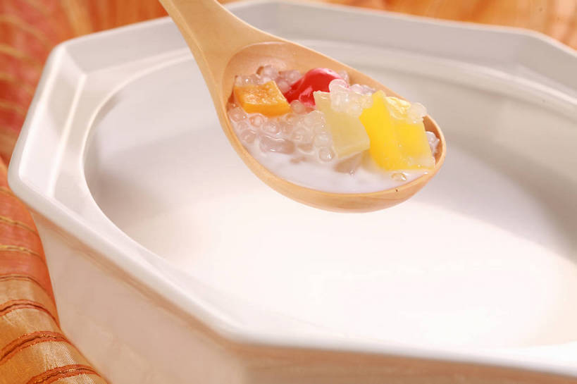 点心,无人,横图,俯视,室内,特写,白天,餐桌,桌子,樱桃,水果,一把,阴影,新鲜,反射,布料,影子,勺子,陶瓷,生食,食品,甜点,甜品,果实,陶瓷制品,布纹,桌布,食物,一个,黄色,红色,白色,餐巾,容器,调羹,台布,汤匙,碗,甜食,有机食品,绿色食品,单个,餐台,储藏,储存,西米露,甜羹,甜汤,西谷米,樱珠,莺桃,英桃,楔桃,牛桃,荆桃,餐桌布,彩图,高角度拍摄,贮存,shjb1,糖水,水果西米露