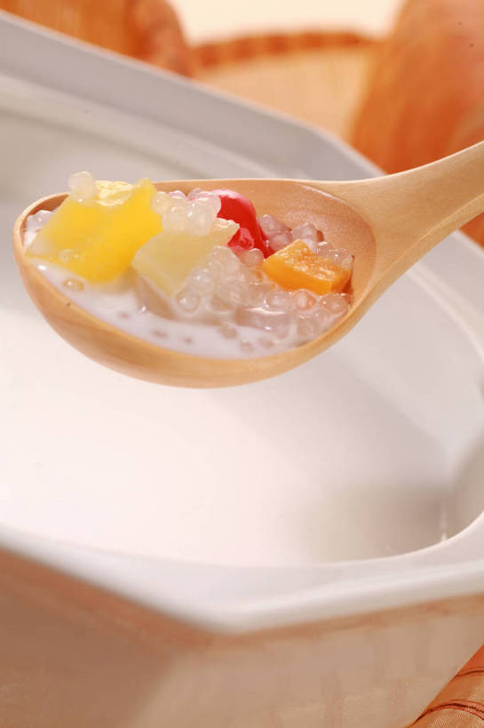 点心,无人,竖图,俯视,室内,特写,白天,餐桌,桌子,樱桃,水果,一把,阴影,新鲜,反射,布料,影子,勺子,陶瓷,生食,食品,甜点,甜品,果实,陶瓷制品,布纹,桌布,食物,一个,黄色,红色,白色,餐巾,容器,调羹,台布,汤匙,碗,甜食,有机食品,绿色食品,单个,餐台,储藏,储存,西米露,甜羹,甜汤,西谷米,樱珠,莺桃,英桃,楔桃,牛桃,荆桃,餐桌布,彩图,高角度拍摄,贮存,shjb1,糖水,水果西米露